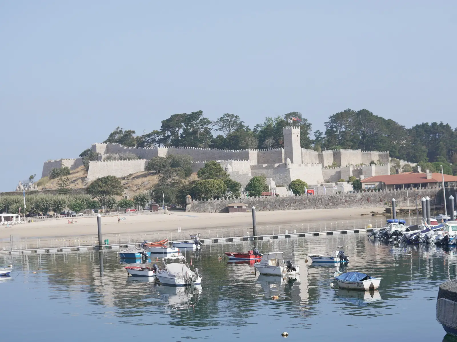 Peregrino caminando por el Camino Portugués por la Costa